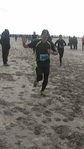 Ploegend door het zand
